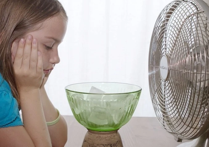 ice cubes placed in front of fan for cooling