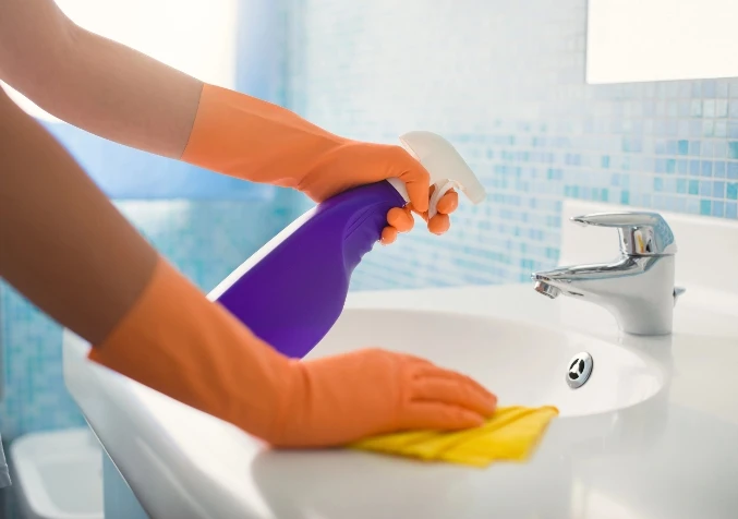 cleaning bathroom sink