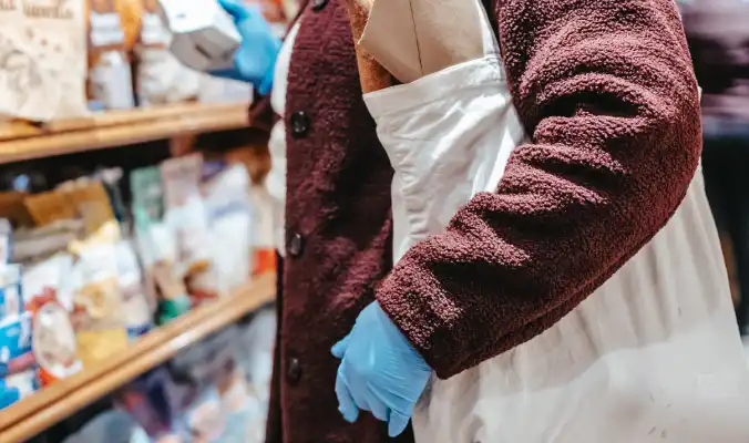 woman carrying an eco back in the grocery store