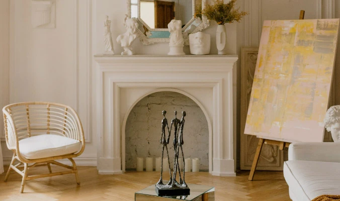 living room with artistic decor