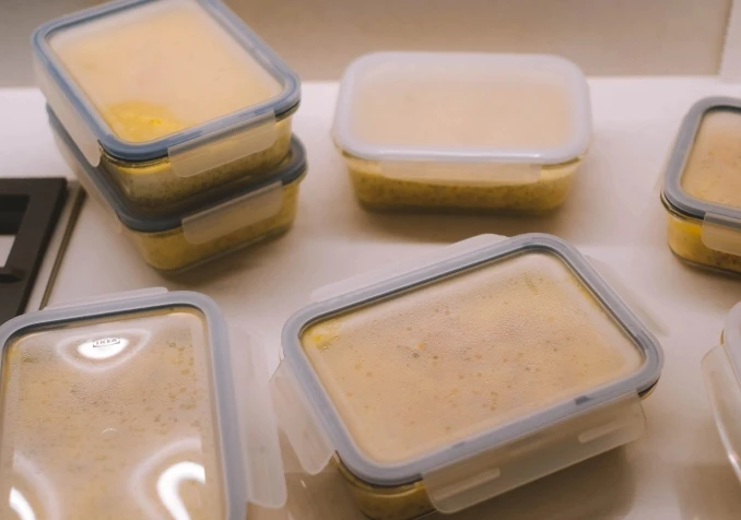 Removing stains from plastic containers with lemon juice