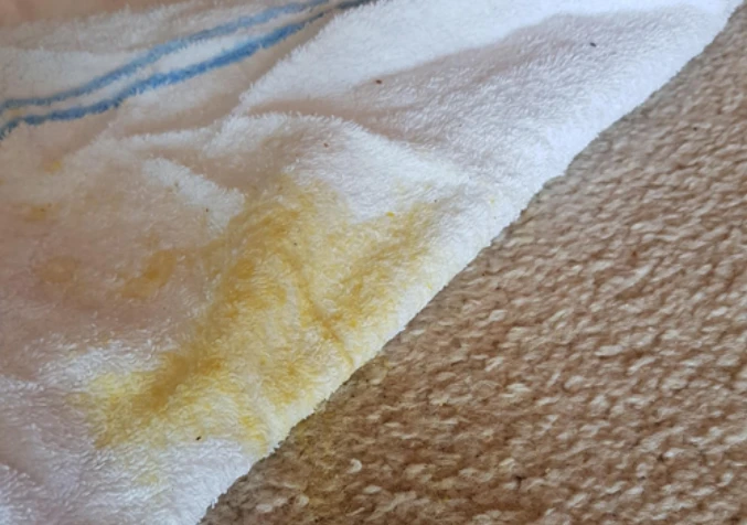 removing orange juice residue with dishwashing soap and water