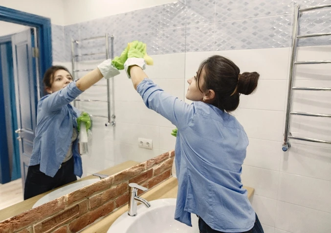 cleaning mirror with vinegar