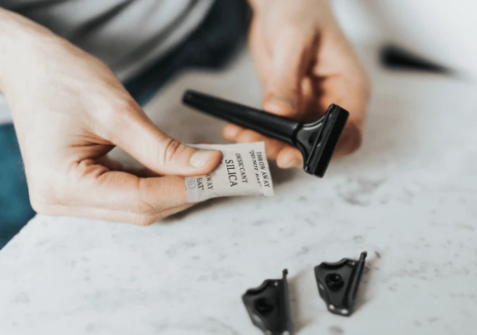 storing shaving razor with silica gel to ward off rust